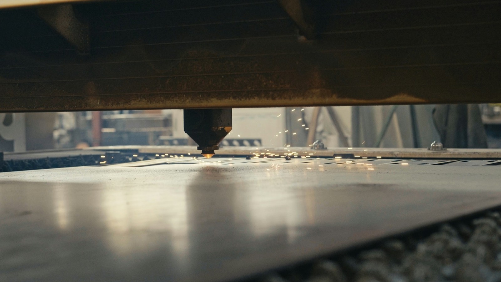 Cutting head over a steel sheet